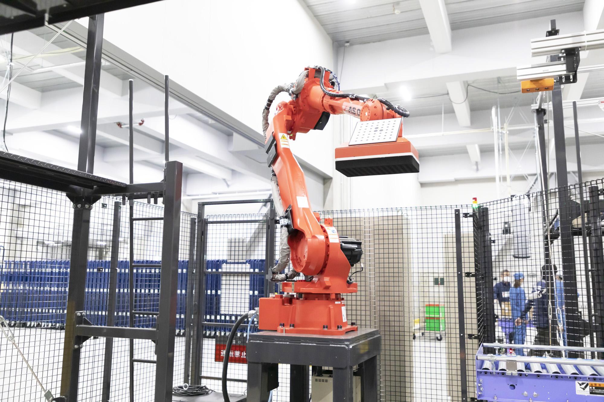 アズワン株式会社様の最先端物流センターにて ロボットによる3工程の