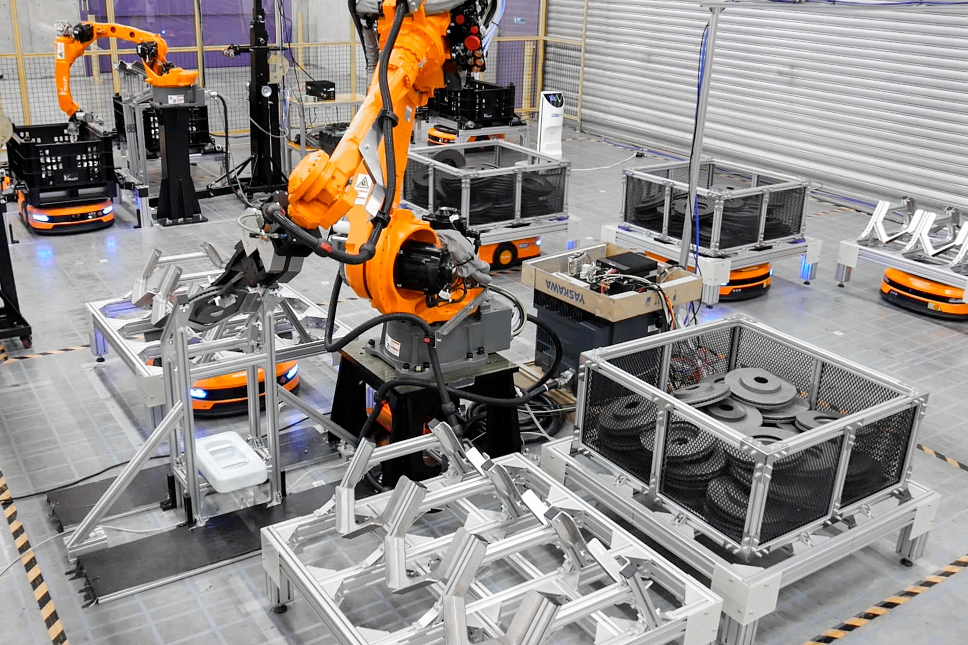 国際ロボット展にて 計21台の知能ロボットとAGVを連携させた最新